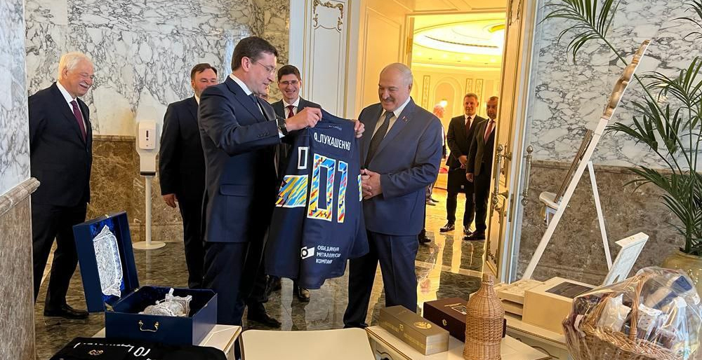 Глеб Никитин подарил свитер Торпедо Александру Лукашенко 